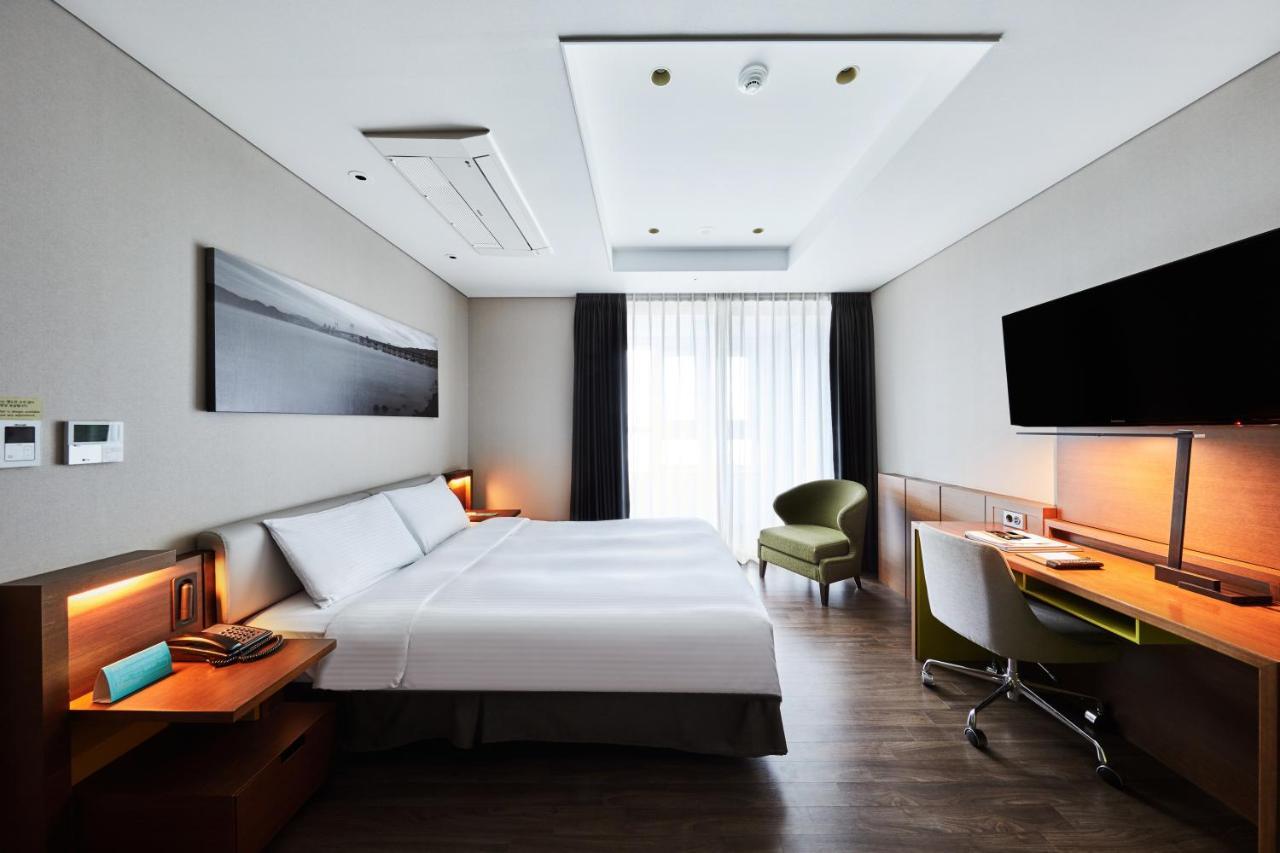 Felix By Stx Hotel & Suite Busan Exteriör bild